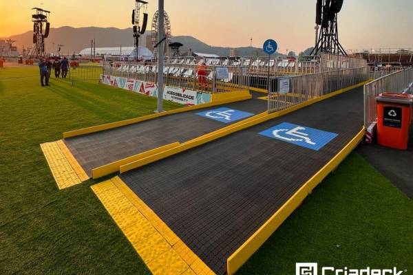 Pisos plásticos personalizados da Criadeck garantem acessibilidade no Rock in Rio 2024.